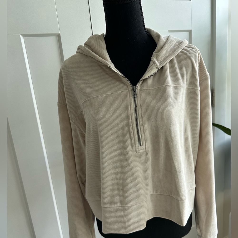 Vuori cropped full zipper sweatshirt.